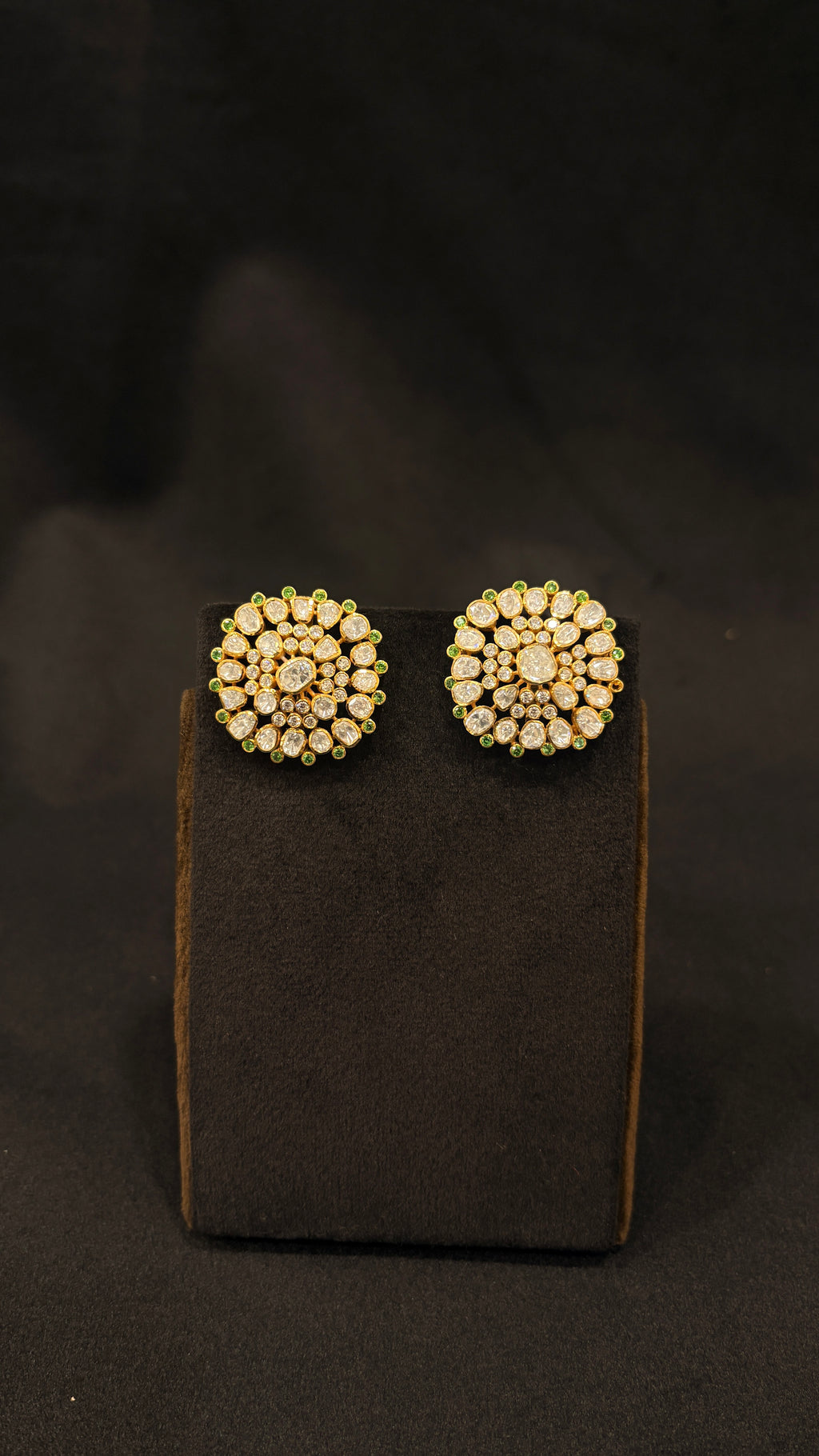 Sia Polki Hara Kinara Studs – round dome polki earrings with concentric moissanite polki rings and emerald green accent border, handcrafted in Jodhpur