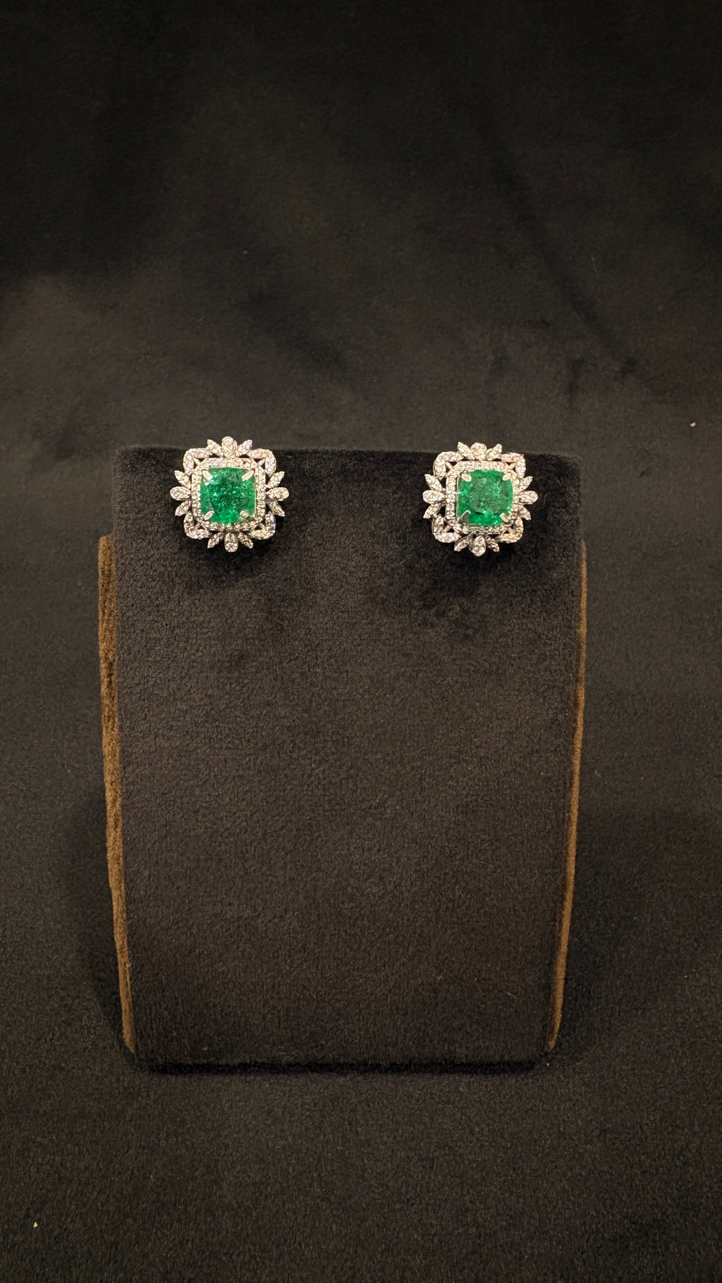 Sia Polki Panna Gol Studs – round dome earrings with emerald green grid pave centre and outer moissanite polki ring, handcrafted in Jodhpur