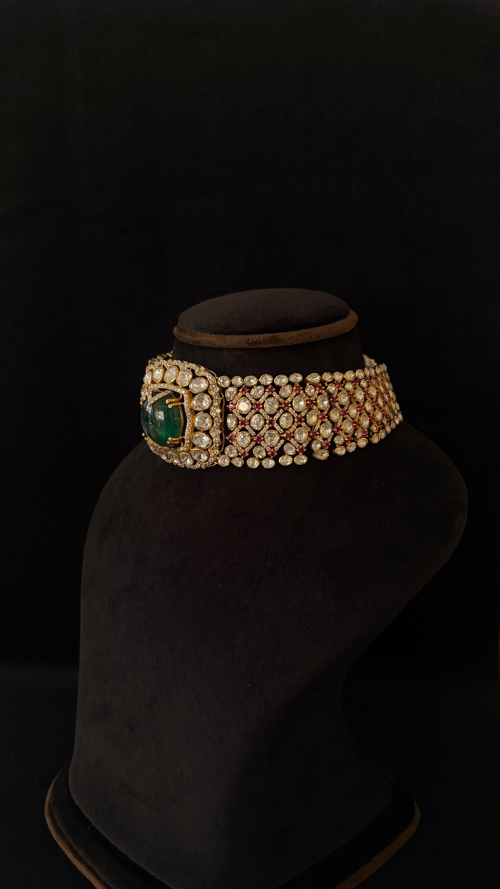 Sia Polki Panna Laal Choker – extra-wide bridal choker with dense moissanite polki, diagonal ruby red AD grid and large raw emerald cabochon centre, handcrafted in Jodhpur